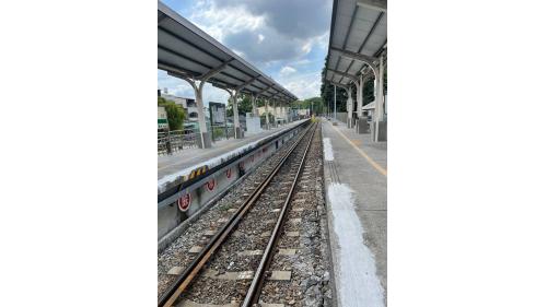採西班牙式月台，月台間僅有一股軌道，是全台唯一列車雙門同開的車站。