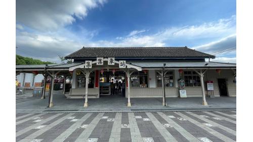 1922年啟用，原稱「集集驛」，興建之初為簡陋的木板構築車站，1930年改為檜木站房，921地震受損重建，仍保留日式木造外觀。