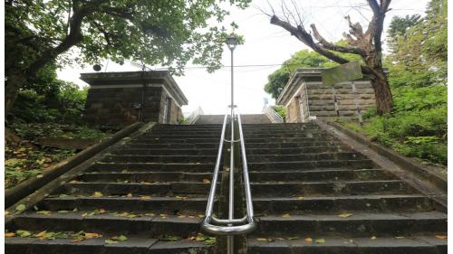 位在淡江大學大門克難波旁，是早期控制水道水的水閥室，現今這兩棟建築已無水閥及管線經過。