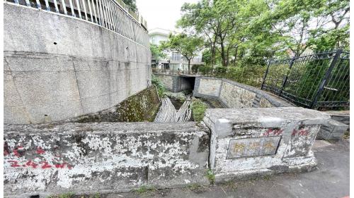 在天元宮斜對面，也是水梘頭圳的起點的，橋下可見湧泉，附近居民在此裝水、洗衣服，同時延伸出各水管線路往各民家。