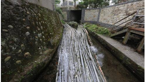 在天元宮斜對面水源橋下，也是水梘頭圳的起點的，橋下可見湧泉，附近居民在此裝水、洗衣服，同時延伸出各水管線路往各民家。