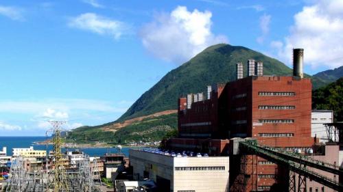深澳火力發電所位於建基礦場旁，於1960年完工，總裝置容量40萬瓩，為全球最先進的發電設備之一，啓用時超越大觀電廠成為台灣最大的。