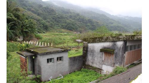 樂水車站原名濁水車站，附近居民以泰雅族為主，1979年因風災停止使用。如今該車站仍留有廢棄遺跡，其車站屋頂與公路等高。