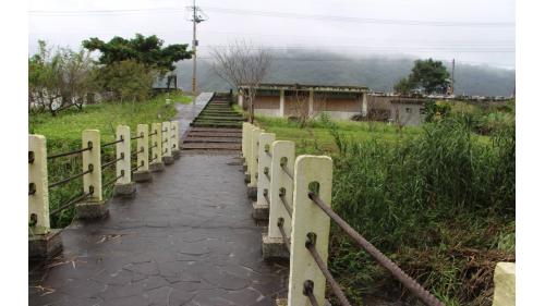 樂水車站原名濁水車站，附近居民以泰雅族為主，1979年因風災停止使用。如今該車站仍留有廢棄遺跡，其車站屋頂與公路等高。
