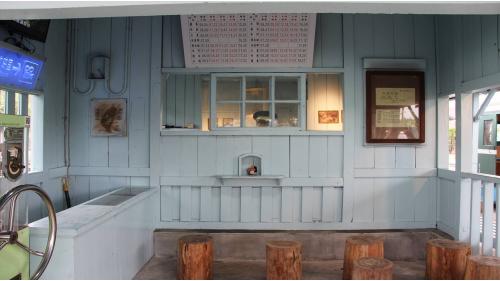 建於1921年，為日據時期運送珍貴林木而建的太平山鐵道沿線的車站，是山地與平地的轉接站，典型的日式建築，昔日除運材外，並兼營載客，至今天送埤舊車站、轉車台及加水塔，仍被妥善保存，並成為熱門觀光景點之一。