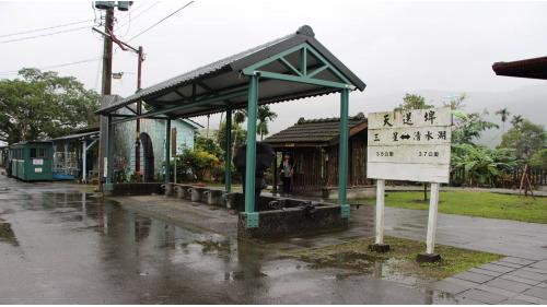 建於1921年，為日據時期運送珍貴林木而建的太平山鐵道沿線的車站，是山地與平地的轉接站，典型的日式建築，昔日除運材外，並兼營載客，至今天送埤舊車站、轉車台及加水塔，仍被妥善保存，並成為熱門觀光景點之一。