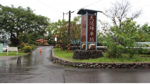 建於1921年，為日據時期運送珍貴林木而建的太平山鐵道沿線的車站，是山地與平地的轉接站，典型的日式建築，昔日除運材外，並兼營載客，至今天送埤舊車站、轉車台及加水塔，仍被妥善保存，並成為熱門觀光景點之一。