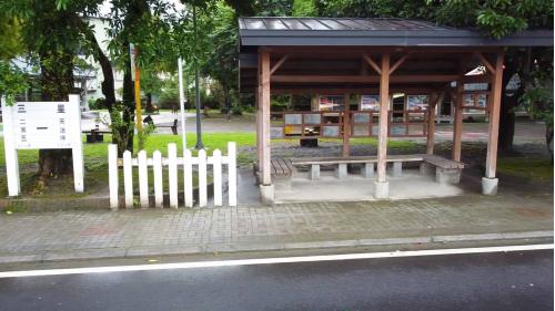 三星車站舊名叭哩沙車站，三星站目前已闢建為洛克馬公園，靠近馬路邊的木造候車亭，是至今僅存的車站遺跡。