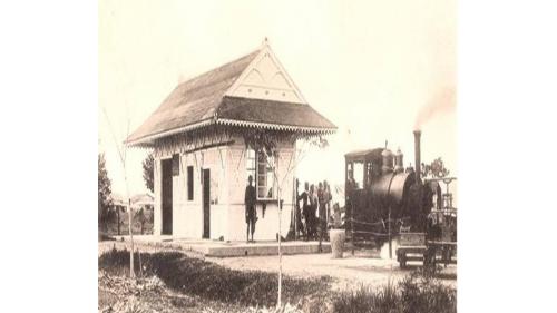 虎尾糖廠車站原稱五間厝驛，1920年以後改為虎尾驛，糖廠南方是虎尾溪，有一座虎尾鐵橋橫跨，是南北線其中的一座橋樑。