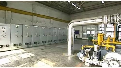 運蔗車回到糖廠後，將甘蔗缷倒至細裂機，經壓榨機壓榨，蔗汁經沉澱後，廢渣經過焚燒產生熱能再利用，清汁送至蒸發罐蒸發，濃縮液匯集至糖漿槽結晶，經分蜜程序製成蔗糖成品。