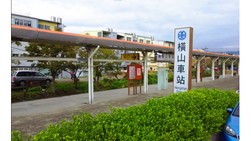 橫山車站於1950年設站，最初為簡易站，後來因台三線路面拓寬工程，於1989年時將舊站房拆除，目前僅剩一座候車亭及月台。