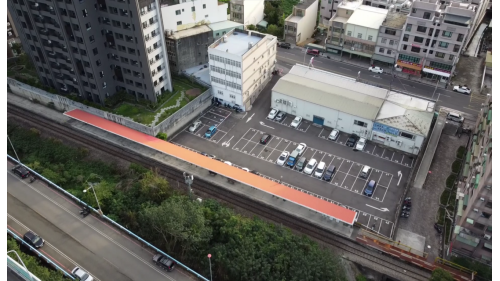 榮華車站啟用於2001年，為簡易招呼站，其為因應當地居民通勤需求而增設，是內灣線最年輕的車站。車站緊鄰台68線高架橋，車岸南側停車場旁的小巷是榮華站唯一的聯絡通路。