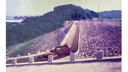 為因應基隆地區用水量需求大增，新山水庫於1993年進行加高工程，總蓄水量由400萬立方公尺。