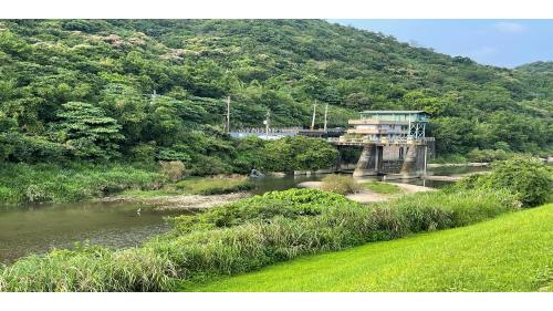 位於基隆河八德橋上游300公尺處，於1980年完成，堰長63公尺，左岸為固定堰，堰頂標高12.5公尺，靠左岸為排砂道，設升降式鋼鈑排砂閘門二座，各寬7.2公尺，閘門底檻標高11公尺。設計最大引水量每日280,000噸。