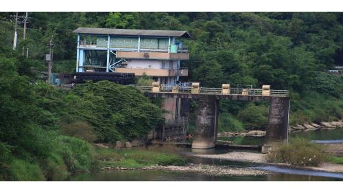 位於基隆河八德橋上游300公尺處，於1980年完成，堰長63公尺，左岸為固定堰，堰頂標高12.5公尺，靠左岸為排砂道，設升降式鋼鈑排砂閘門二座，各寬7.2公尺，閘門底檻標高11公尺。設計最大引水量每日280,000噸。