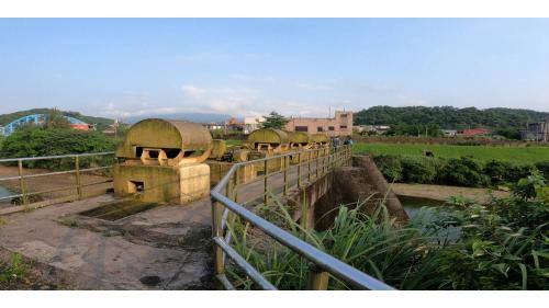 位於基隆河八德橋上游300公尺處，於1980年完成，堰長63公尺，左岸為固定堰，堰頂標高12.5公尺，靠左岸為排砂道，設升降式鋼鈑排砂閘門二座，各寬7.2公尺，閘門底檻標高11公尺。設計最大引水量每日280,000噸。