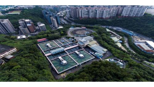 新山淨水廠設計出水能力每日200,000噸，原水來自八堵抽水站抽取基隆河河水、中幅抽水站抽取瑪鋉溪水、以及東勢坑抽水站抽取東勢坑溪水，至新山淨水廠原水池，除供應淨水廠外，剩餘原水蓄存於新山水庫，枯水期引用新山水庫原水。