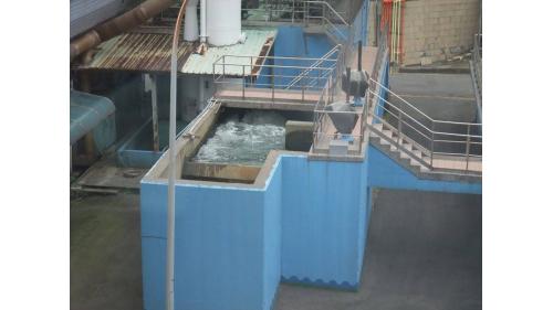 首先水源進入原水池，經分水井等，最後流入清池，再配送至各地使用。