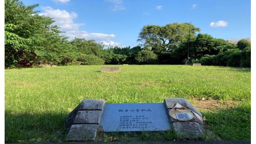 為防止日光照射及污染，在水池上方覆蓋屋頂，並覆蓋土壤與草坪，且栽種林木遮蔭。