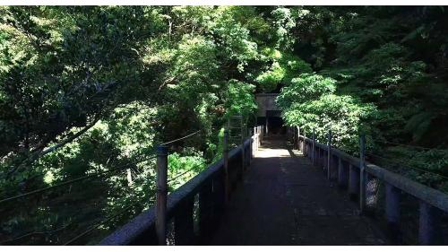 草山水道第三水管橋位於第三水源前方跨越淞溪，因必須同時輸送自高處來的第一水源及幾乎同一平面的第三水源，於是橋面設計為兩種，一半為水管，運送第一水源的水，一半為水渠，運送第三水源的水。