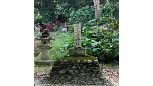 圓山水神社石碑位於圓山貯水池的右側，為祭祀水神及在建造圓山貯水池時殉職的水道課人員。