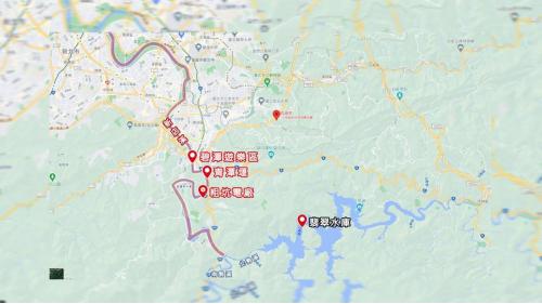 青潭堰於1976年啓用，位於新店溪小粗坑，上游有粗坑發電廠，下游有碧潭遊樂區。