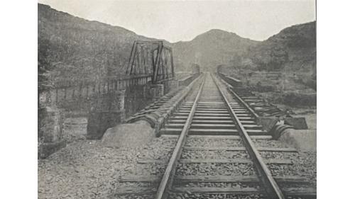 &nbsp;
1897年12月15日完工，總長99.8公尺，設計為2孔50呎半穿式鋼鈑梁橋、1孔100呎華倫式半穿式桁架橋、1孔60呎半穿式鋼鈑梁橋、1孔50呎上承式鋼鈑梁橋等，合計4橋墩5橋孔的單線鐵路橋。