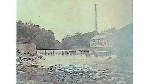 &nbsp;攔河堰截取上游東勢溪與西勢溪的水，經由旁邊幫浦間的設備，將水抽到岸邊的淨水廠，提供基隆地區用水，所以這裡稱做「水源地」。