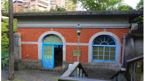&nbsp;
百年幫浦間於1899年英國工程師勃登所設計建造而成，採巴洛克建築，因原木製屋頂易長白蟻，於1924年改建今日所看見的第三代幫浦間。