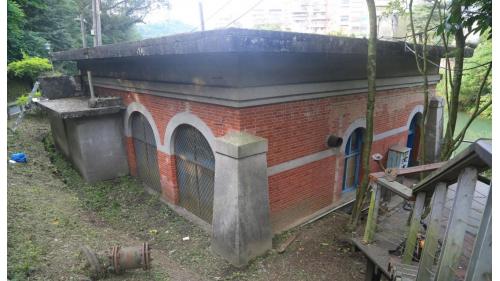 &nbsp;
百年幫浦間於1899年英國工程師勃登所設計建造而成，採巴洛克建築，因原木製屋頂易長白蟻，於1924年改建今日所看見的第三代幫浦間。