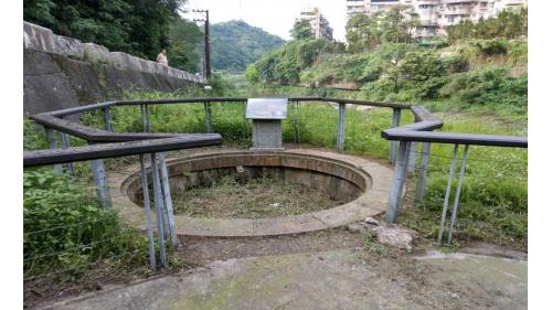 百年幫浦間前方已廢棄的抽水井。