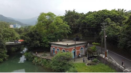 &nbsp;
百年幫浦間於1899年英國工程師勃登所設計建造而成，採巴洛克建築，因原木製屋頂易長白蟻，於1924年改建今日所看見的第三代幫浦間。