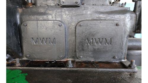 &nbsp;暖暖淨水廠幫浦間內的德製MWM幫浦機械設備特寫照。
