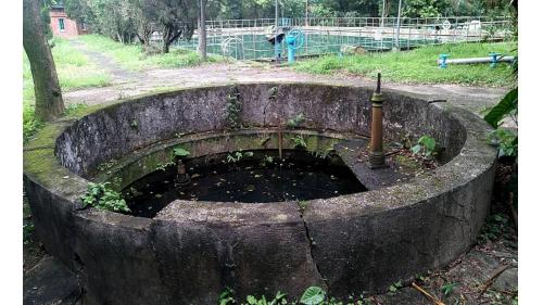 &nbsp;
由幫浦自取水井將水抽到淨水場的最高點1號井（調節井） ，調勻水質。