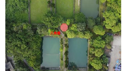 &nbsp;八角樓現為歷史建築，內為圓井，外為八角樓。