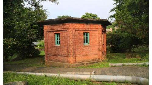 &nbsp;
八角井樓主要負責由沉澱池（一座）接水進（閥門控制）過濾池（二座）。現為歷史建築，內為圓井，外為八角樓。