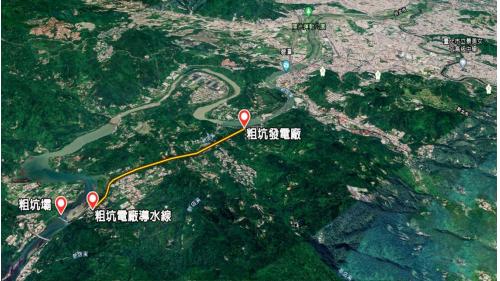 &nbsp;
1965年於粗坑堰設置水閘門，將部分原水利用明渠及隧道，將水引入粗坑電廠發電。