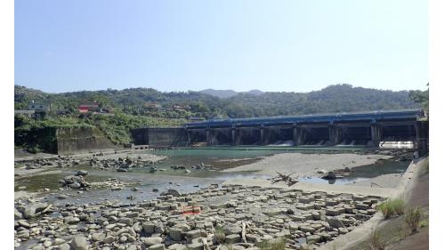 &nbsp;
溢洪道閘門高度分別為10公尺及12.5公尺