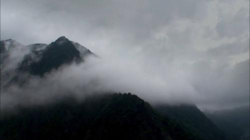 &nbsp;大甲溪發源於中央山脈，流量豐沛、水質清澈，上游地勢陡峻山高谷深，自上而下設有德基、青山、谷關、天輪（包括新天輪）、馬鞍及社寮等六座電廠。及德基水庫、青山壩、谷關壩、天輪壩與馬鞍壩等五座水壩。