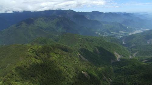 &nbsp;大甲溪發源於中央山脈，流量豐沛、水質清澈，上游地勢陡峻山高谷深，自上而下設有德基、青山、谷關、天輪（包括新天輪）、馬鞍及社寮等六座電廠。及德基水庫、青山壩、谷關壩、天輪壩與馬鞍壩等五座水壩。