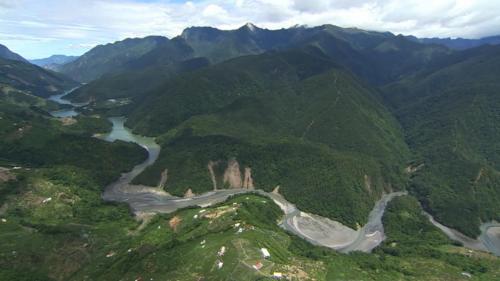 大甲溪發源於中央山脈，流量豐沛、水質清澈，上游地勢陡峻山高谷深，自上而下設有德基、青山、谷關、天輪（包括新天輪）、馬鞍及社寮等六座電廠。及德基水庫、青山壩、谷關壩、天輪壩與馬鞍壩等五座水壩。