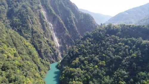 &nbsp;大甲溪發源於中央山脈，流量豐沛、水質清澈，上游地勢陡峻山高谷深，自上而下設有德基、青山、谷關、天輪（包括新天輪）、馬鞍、社寮及后里等七座電廠。及德基水庫、青山壩、谷關壩、天輪壩與馬鞍壩等五座水壩。