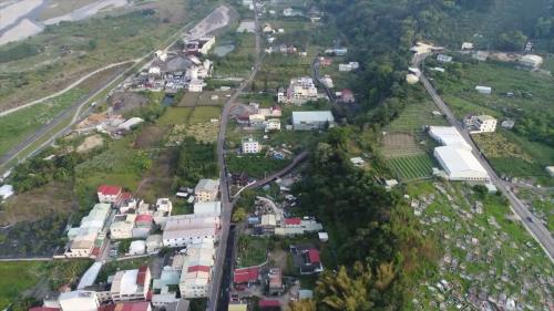 社寮電廠水源，係由電火圳經2620公尺的水路引到發電廠前池，再經過壓力鋼管下到水輪發電機組發電。