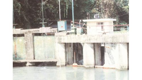 社寮電廠水源，從電火圳(八寶圳之分支)經過2620公尺的水路到達發電廠前池進水口。
