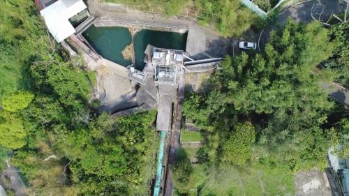 目前壓力鋼管全長103.249公尺，鋼管直徑2.419公尺，連接到電廠內的水輪發電機組。