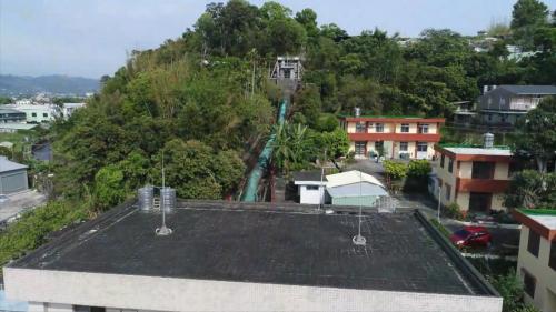 目前壓力鋼管全長103.249公尺，鋼管直徑2.419公尺，連接到電廠內的水輪發電機組。