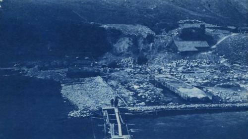 由「台北電氣作業所」建造，1905年7月完工供電，架設長16.5公里的輸電線路，經古亭變電所供應台北城、大稻埕、艋舺用電，台北成為台灣第一個有電燈的城市。
&nbsp;
