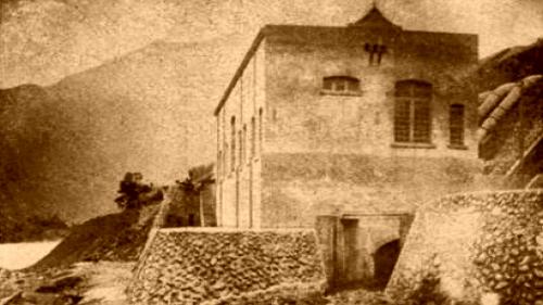 由「台北電氣作業所」建造，1905年7月完工供電，架設長16.5公里的輸電線路，經古亭變電所供應台北城、大稻埕、艋舺用電，台北成為台灣第一個有電燈的城市。1913年為了避免水患而改建，加高地基並強化結構。