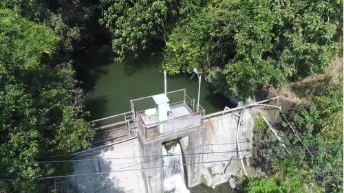從沈砂池經引水隧道將水導入北山坑電廠前池，經壓力鋼管再利用50公尺落差，帶動水輪機發電。
&nbsp;