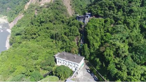 北山坑堰，經引水隧道將水導入沈砂池，至北山坑電廠前池，經壓力鋼管再利用50公尺落差，帶動水輪機發電。